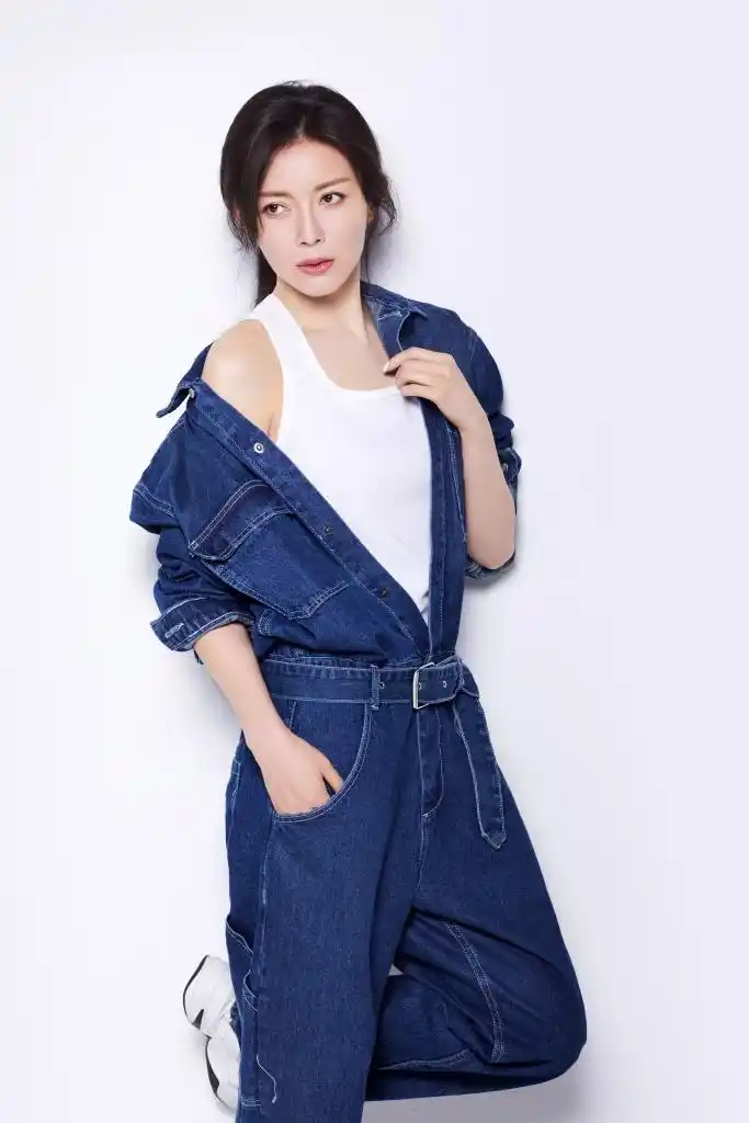 演员刘敏发布白t牛仔造型写真 参演剧《民国大侦探》热播中