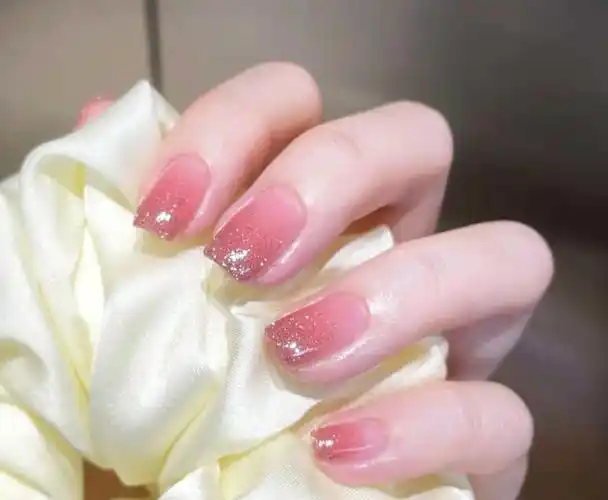2021简约款粉色系渐变亮片美甲