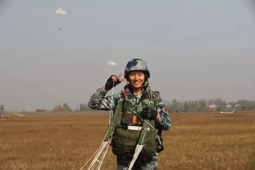 空降兵某旅组织官兵进行某新机型跳伞训练