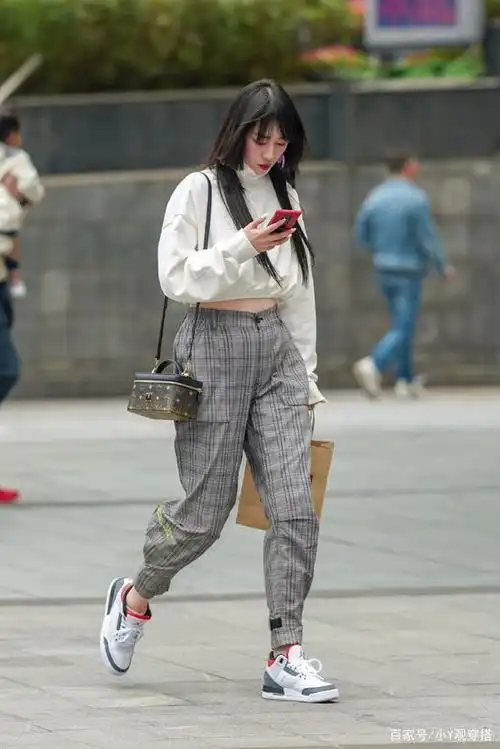 流行多年的格子衫,现在穿出门,依然十分时尚