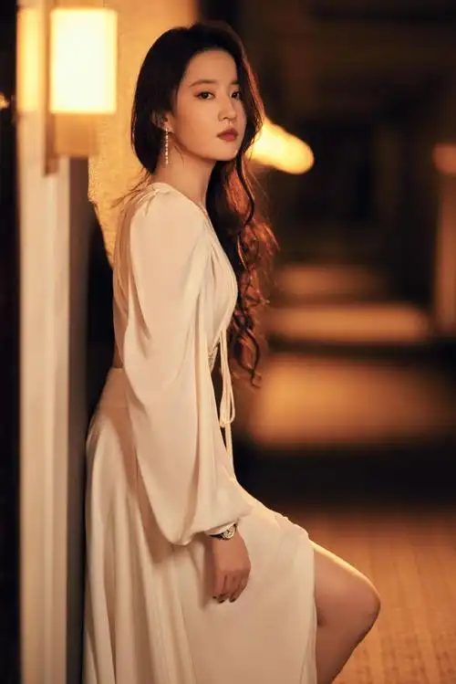 刘亦菲最新写真曝光一袭白色长裙气质迷人
