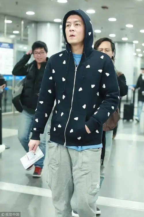 陈冠希忘我献唱满头大汗小辫子抢镜