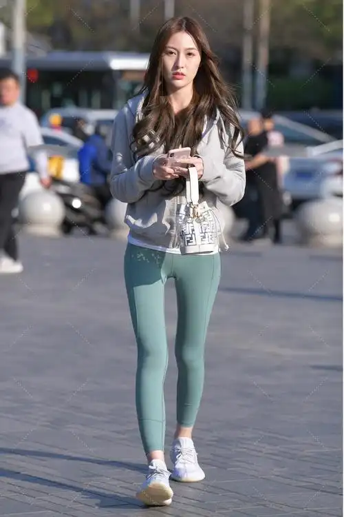 灰色运动服搭配豆青色瑜伽裤,青春洋溢,朝气蓬勃_姑娘