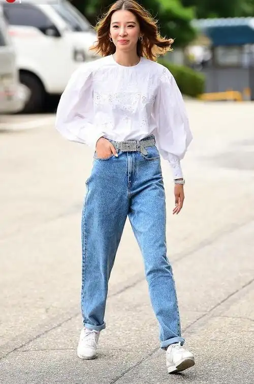 韩国超模irene kim灯笼袖衬衫 牛仔裤 小白鞋利落有型.