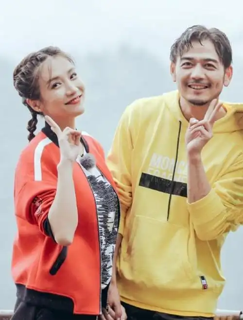 杨烁金屋藏娇10年妻子是我们熟悉的她棒球服麻花辫不像奔四人