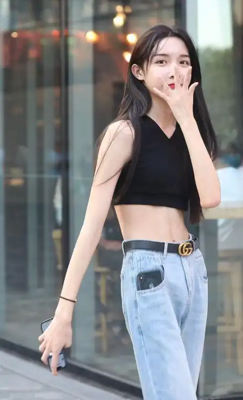 女装大佬艾比"走火入魔",整天女装出门逛街,隆胸传言看来属实|街拍