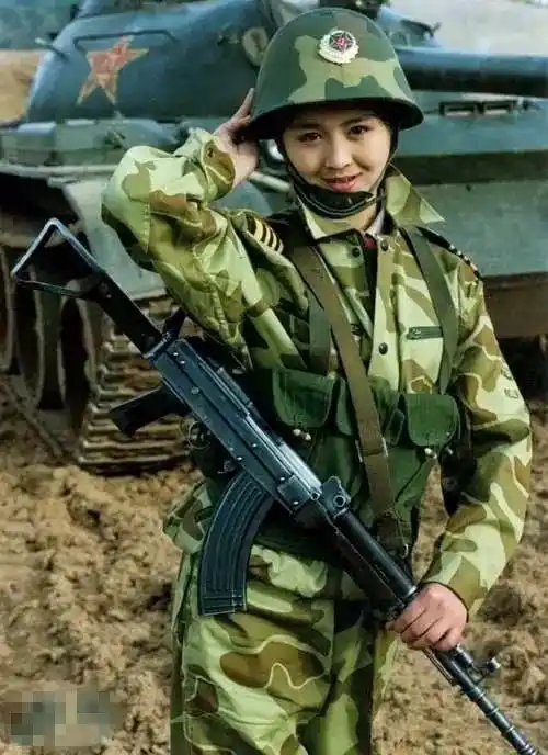 感觉还是我军女兵持枪最美!英姿飒爽!
