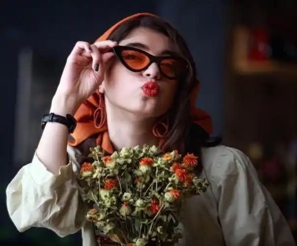 欧美美女嘟嘴卖萌图片