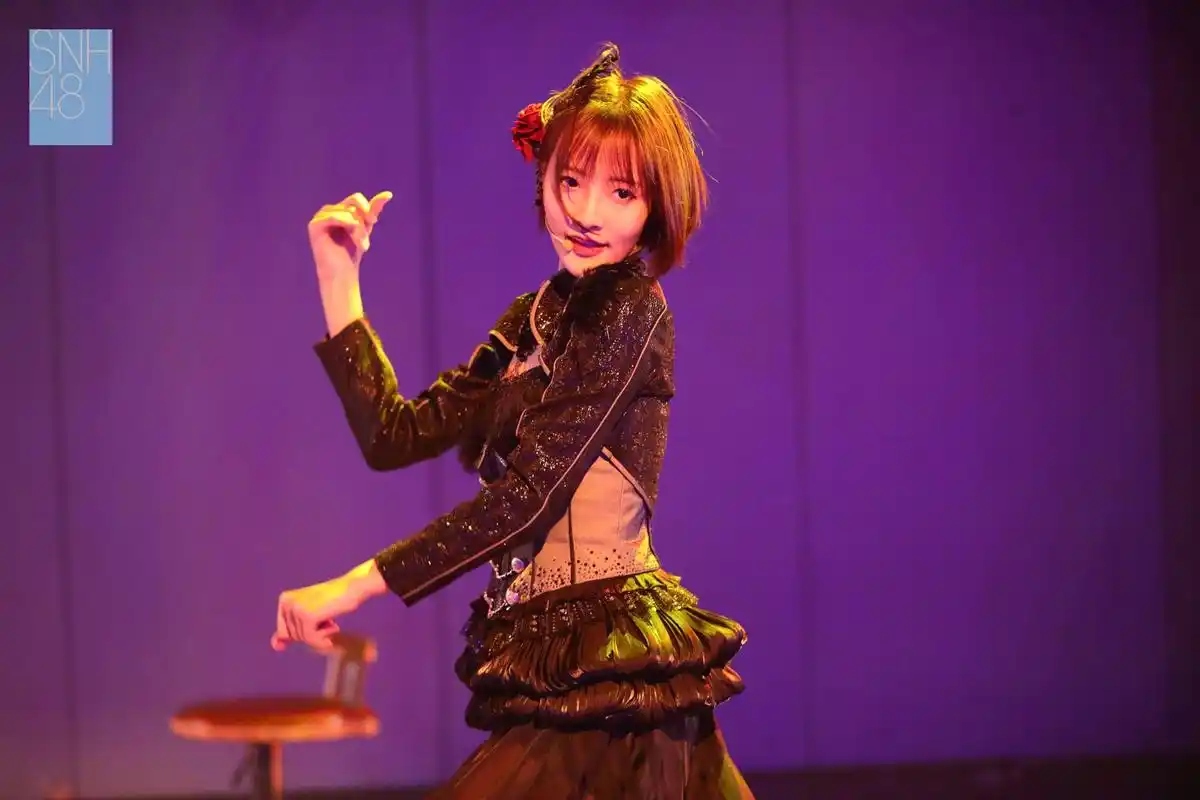 【李佳恩生日公演返图】回眸一笑百媚生,身如巧燕娇生嫣.