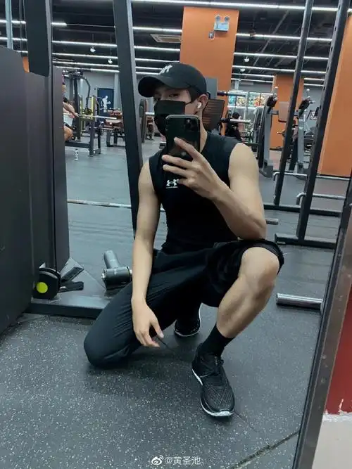 黄圣池晒半身肌肉照#黄圣池曝照称健身小有成效,晒出自己的半身肌肉