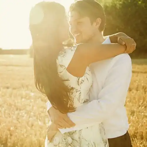 麦田拥抱_唯美情侣头像图片_扣扣居