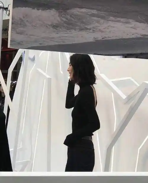 虽然网友拍到的是一张背影照,但是刘雯的气质还是一点不弱的,露背的