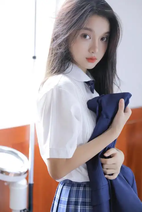 高颜值美女校花校园制服写真图片