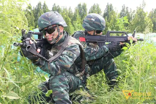 猛虎添翼!武警特战队员搭乘直升机融合训练