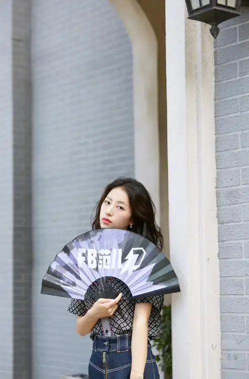 周雨彤休闲率性秋季街拍图片