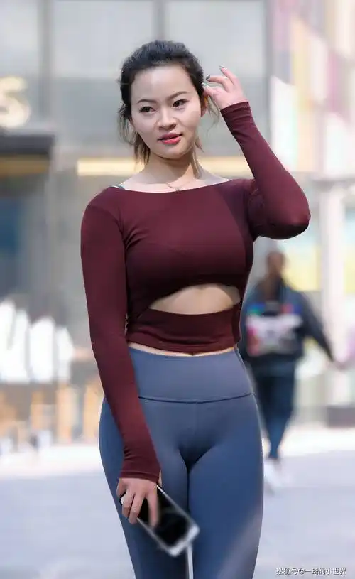 微胖身材的典型代表,穿瑜伽裤的完美示范_女性_紧身_穿着