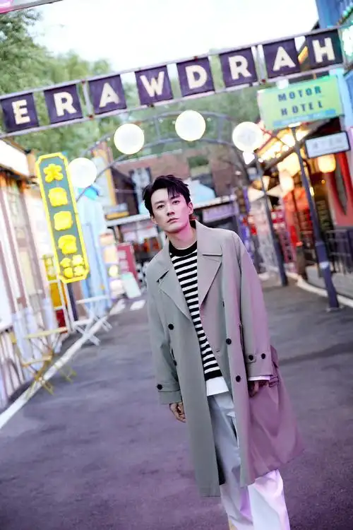 刘学义绿色风衣造型写真图五官立体帅气侧颜