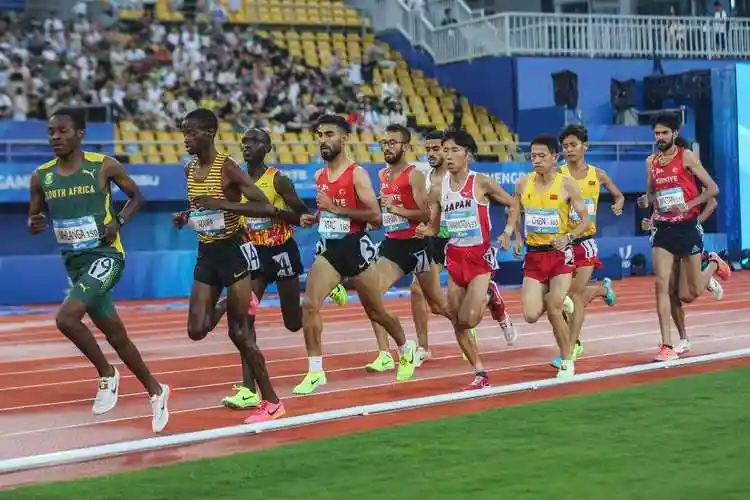 天府融媒看大运赛事观察田径赛场上的速度与激情