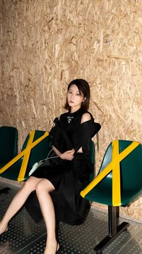 演员吕星辰受邀参加prada晚宴探索时代舞台力量