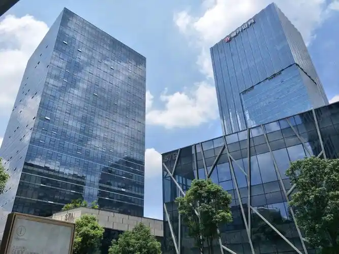 出售绿地中央广场带装修465方写字楼出售高楼层采光好南向生成房源