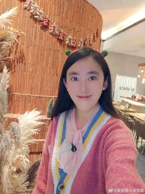 刘小慧ljh超话#圣诞节##小仙女本人了#【刘小慧探店卖萌自拍95今日