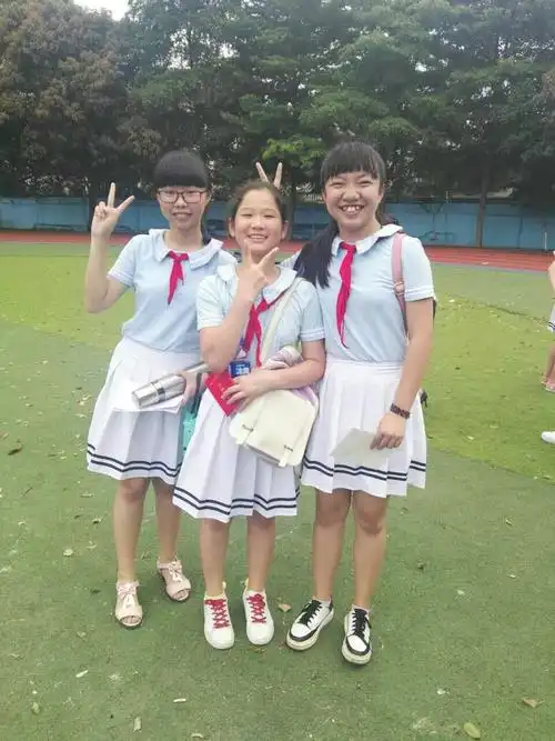 六年级全体师生在这里隆重集会,举行漳州市玉兰学校2017届小学生学生