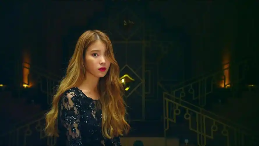 iu新专辑发色是什么颜色