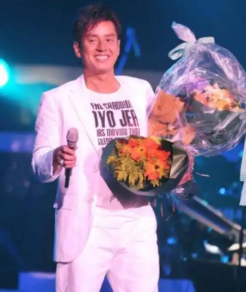 原创69岁谭咏麟晒近照皮肤松弛脖颈纹深重瘦到脱相脸颊凹陷引人忧