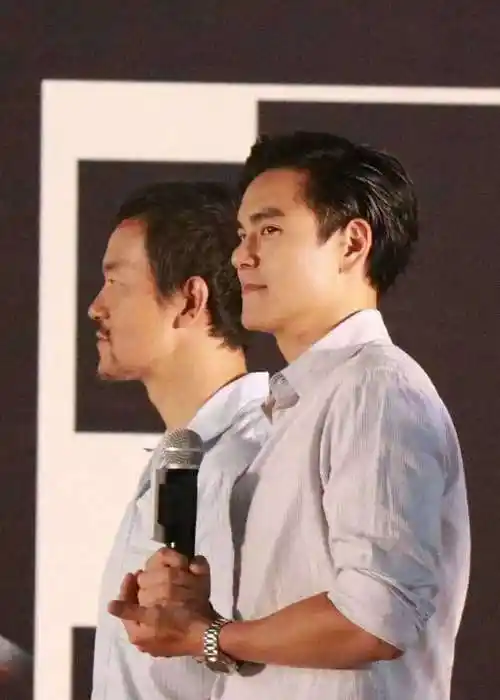 高清图集彭于晏廖凡邂逅西安培华学院用颜值让燥热变得有趣