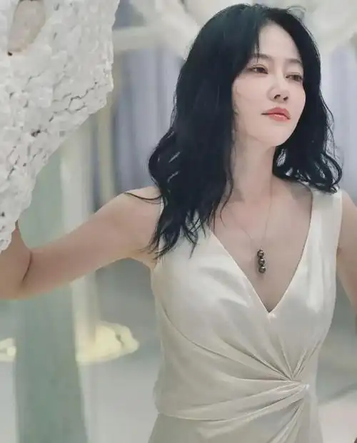 演员谭卓真够大胆的,半夜大胆表白:喜欢费翔!