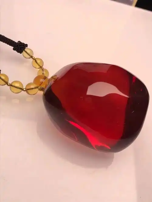 精品缅甸血珀,干放血珀爆花樱桃红随型吊坠. 厚装饱满 颜色非常好