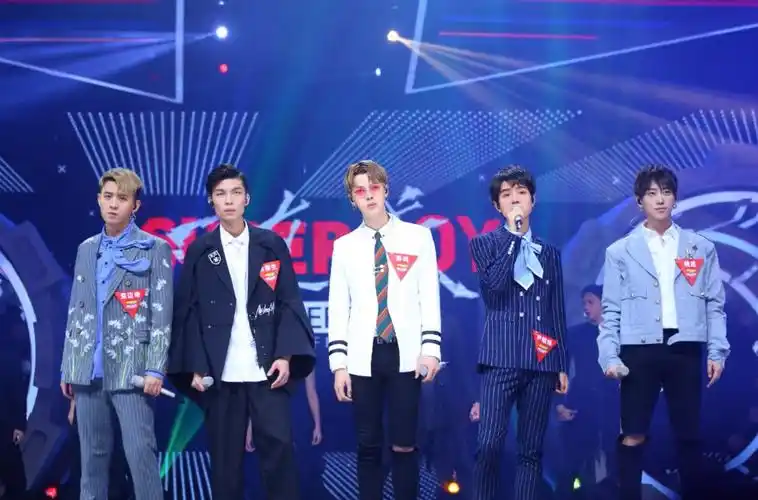 今晚《2017快乐男声》个人抢冠赛五进四落幕,《快男》代言人黄子韬