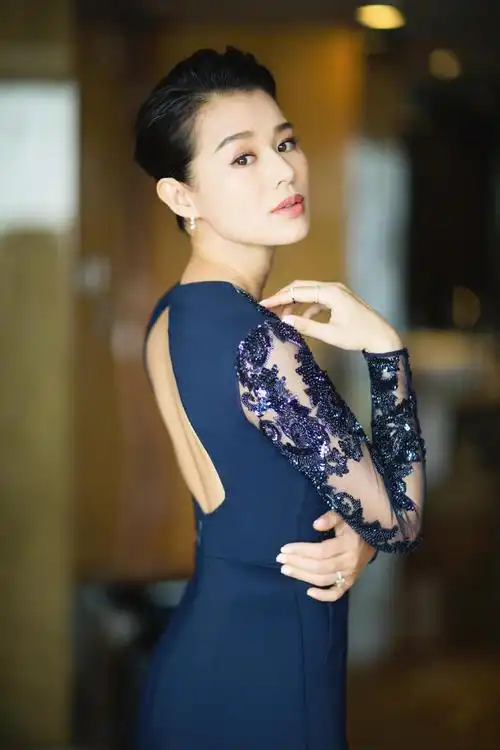 辣妈胡杏儿一身镂空蕾丝装现身活动,瘦出尖下巴的她更美了