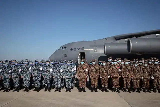 军队增派支援武汉抗击新冠肺炎疫情的又一批医护人员和物资抵达武汉