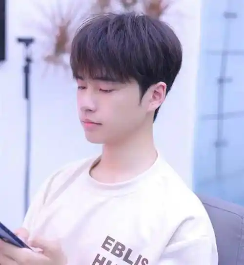 最火的摩根碎盖发型,细软发质发量少的救星,让你少年感十足_盖头_男生