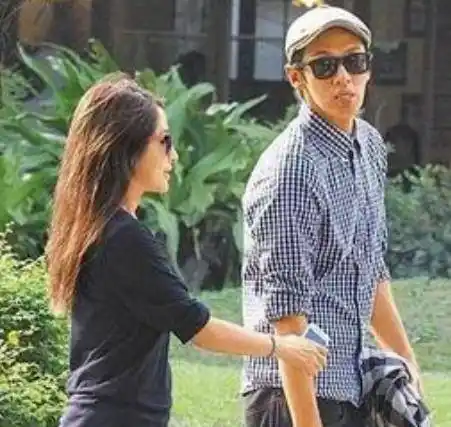 2013年,萧亚轩被20名男子围车,遭软禁3小时,致电成龙才被解救