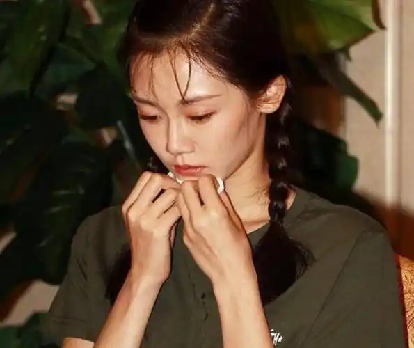 娱乐圈神奇交集,宋茜前任和郑恺老婆也谈过恋爱,还都是初恋_苗苗和