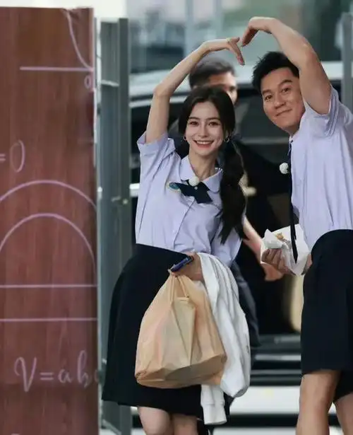 李晨恋上杨颖?10年友情变爱情,到底何德何能收割如此多顶级美女