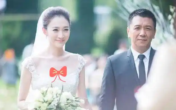 36岁徐梵溪暴瘦,一对筷子腿裤子泛白,情断李小冉老公至今不婚