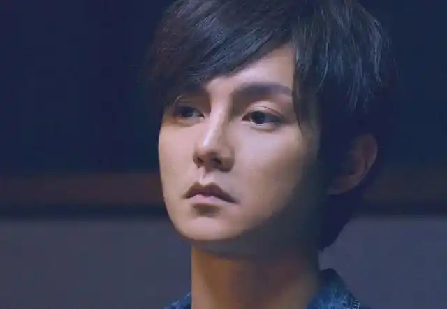 尹正中分发型撞脸秋雅,网友:逐渐娘化