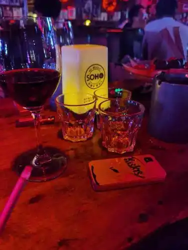 苏荷live house(九眼桥店)-"上次跟两个兄弟伙在这里喝酒泡夜店,卫衣