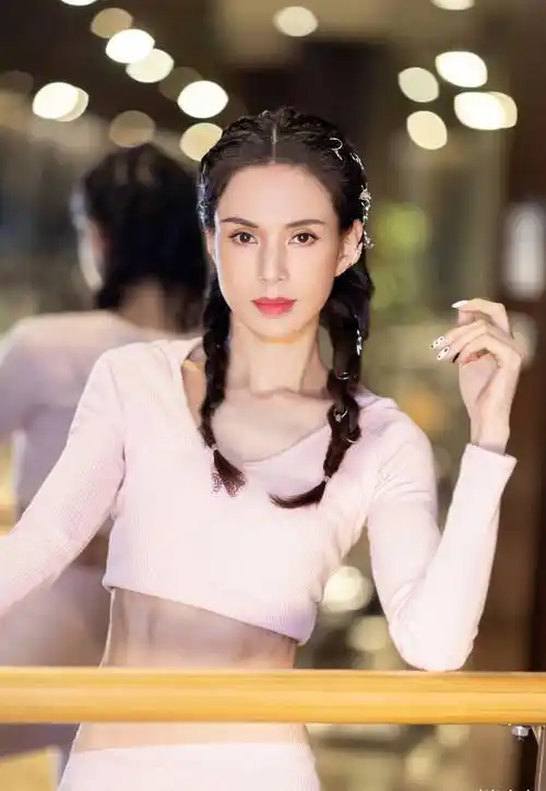 54岁李若彤穿"老汉背心"变身,秀出肱二头肌,网友:太瘦了_健身_身材