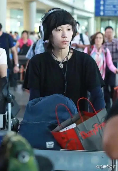 王菲女儿窦靖童,曾表示遗产绝不留给父母,网友:被周迅带坏了?