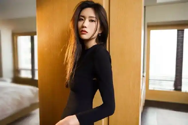 飞凡90年代复古大片##张艺谋再推冷艳型女演员