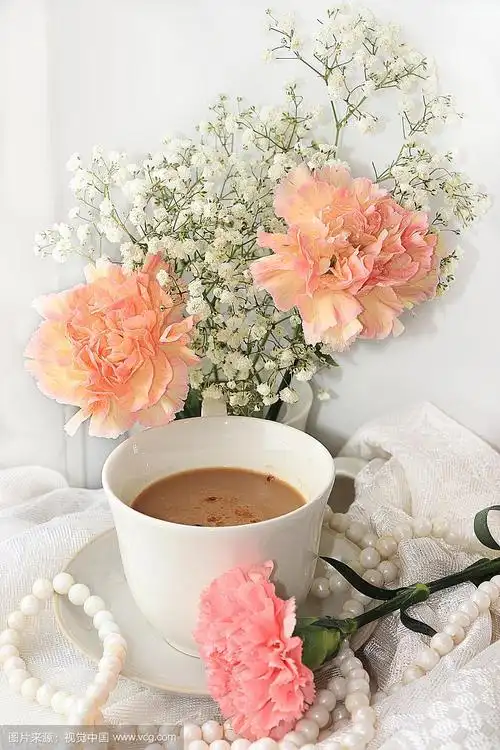 一杯咖啡和一束鲜花在灯光背景下,祝福早安和美好的一天,一个舒适的家