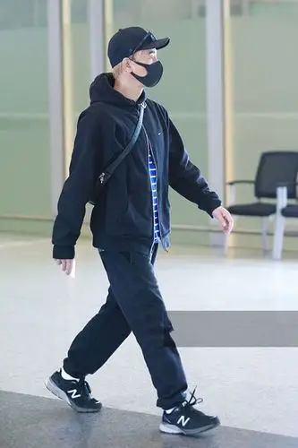 陈小春穿黑色外套配黑色长裤现身打扮时尚随性帅酷有型