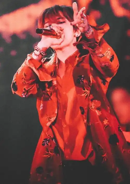 权志龙湿发大片