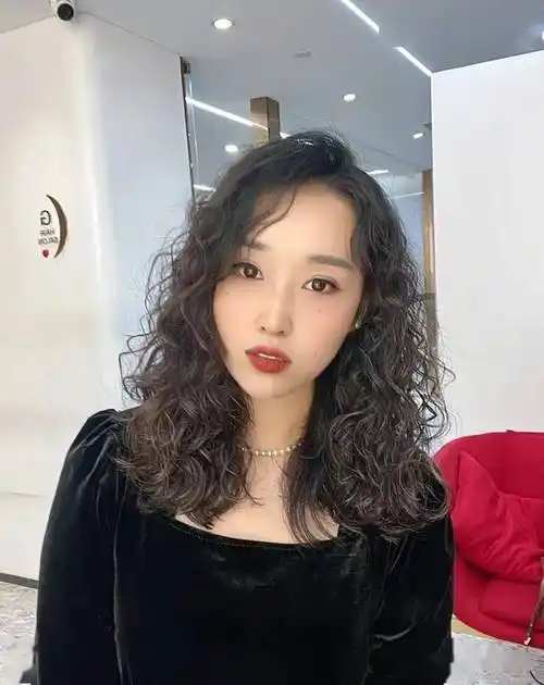 秋天超火爆款烫发"锁骨烫"