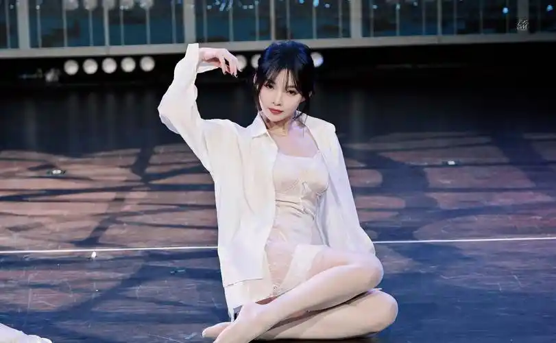 许杨玉琢-snh48女团成员-吊带白丝袜舞台绝美盛宴-图片分享_演出_观众