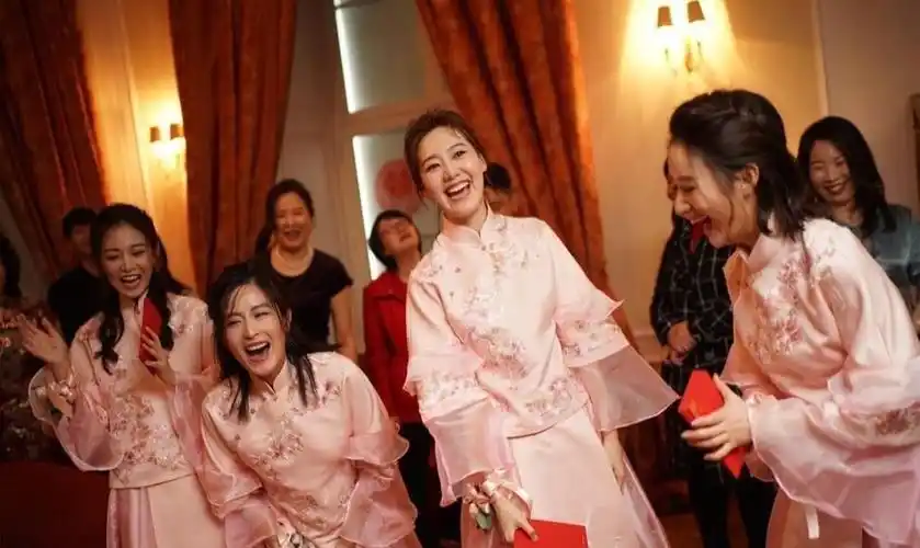 唐嫣罗晋婚礼现场曝光,宫廷风十足,新人与伴郎伴娘团合影超甜蜜